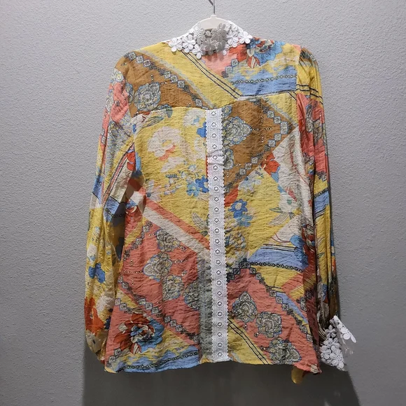 POL Multicolor Blouse with White Lace Accents Size Small NWOT - Picture 3 of 4